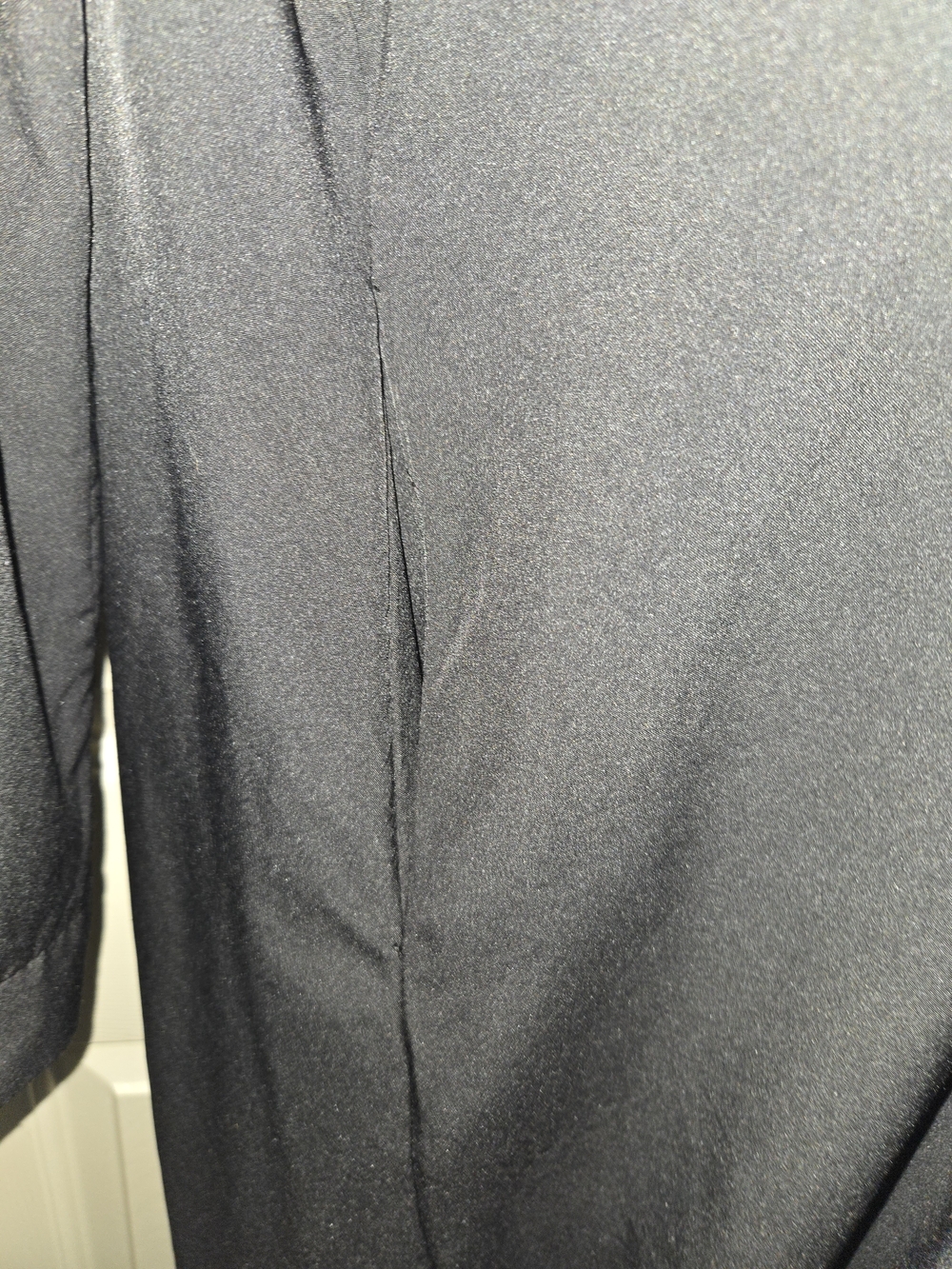 Sleek Black Robe - Picture 11 of 13